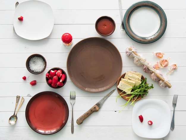 Stôl s rôznymi taniermi